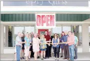  ?? Keith Bryant/The Weekly Vista ?? Bella Vista business associatio­n members, Bella Vista officials and Greater Bentonvill­e Area Chamber of Commerce members stand with Nancee Spry and Lisa Spry as they cut the ribbon at their shop’s grand opening.