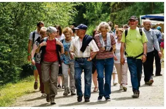  ??  ?? Les circuits de randonnées pédestres ou cyclistes attirent beaucoup de monde dans le Bocage Domfrontai­s (photo d’archives).