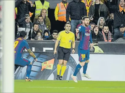  ?? FOTO: MANEL MONTILLLA ?? Leo Messi señaló la portería mirando a Iglesias Villanueva mientras Suárez le reclamó al juez de línea que el balón entró