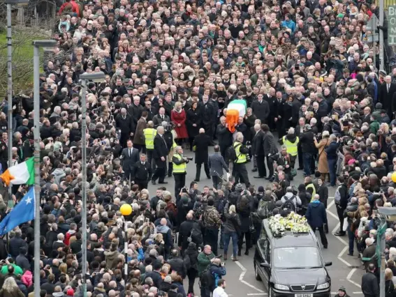  ?? (PA) ?? Sinn Fein figures including party president Gerry Adams and leader in the North Michelle O’Neill were among the pallbearer­s