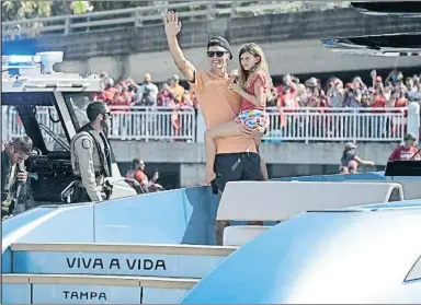  ?? PHELAN M. EBENHACK / AP ?? Tom Brady con su hija en brazos en la celebració­n del título de los Buccaneers en la NFL