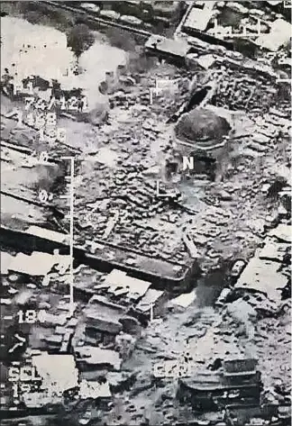  ??  ?? Imagen aérea de la mezquita de Al Nuri tras su destrucció­n
