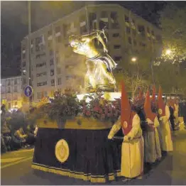  ?? Ángel de Castro ?? El paso del Señor Atado a la Columna, durante una procesión.