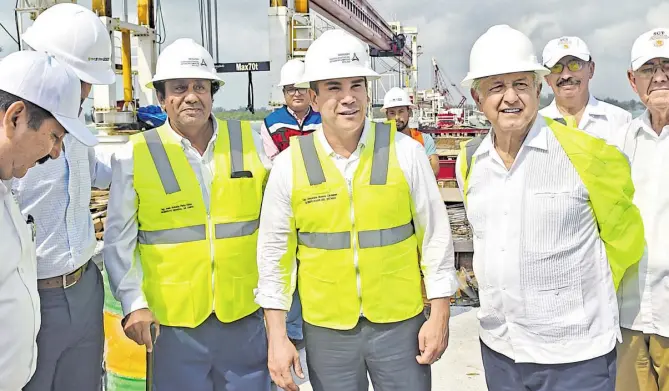  ??  ?? El gobernador Alejandro Moreno acompañó al Ejecutivo en la revisión del nuevo puente “La UNIDAD/CORTESÍA