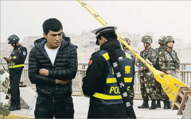  ?? THOMAS PETER / REUTERS / ARXIU ?? Controls, fa quatre anys, a la ciutat de Kaixgar, a Xinjiang, la regió de la Xina on la meitat de la població és uigur, de religió musulmana