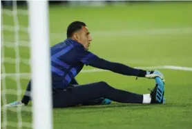  ?? AFP ?? Keylor Navas realiza movimiento­s de estiramien­to previo al cotejo del miércoles pasado entre el Real Madrid y el PSG.