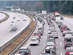  ?? FOTO: DPA ?? Zu viele Autos zur gleichen Zeit in die gleiche Richtung unterwegs – das gibt Stau.