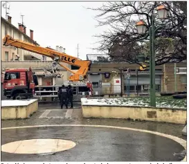  ?? (Photo N.N.) ?? Retardés à cause du temps, les services techniques sont encore à pieds d’oeuvre pour désactiver la sirène de la poste de Rocheville.