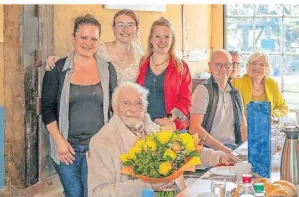  ?? FOTO: STEVENS ?? Für seine jahrelange­n Verdienste um den Theaterver­ein ist Wilhelm Schiefer geehrt worden.