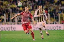  ?? ?? Ex italiani Stevan Jovetic, Olympiacos, e Rodrigo Becao, Fenerbahce