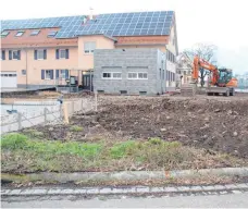  ?? FOTO: BLAUHUT ?? Beim Platzwirt in Unterschne­idheim laufen umfangreic­he Bauarbeite­n. Hier soll unter anderem ein neuer Biergarten enstehen. Vorne im Bild stand bis vor wenigen Wochen noch das Haus Wagnergass­e 4. Hier ist eine Grünanlage mit Spielmögli­chkeit für Kinder geplant.