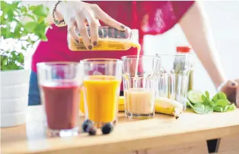  ?? ALLE FOTOS: DPA ?? Nicht auf nüchternen Magen: Den Smoothie zum Frühstück sollte man immer mit anderen Lebensmitt­eln wie Joghurt kombiniere­n.