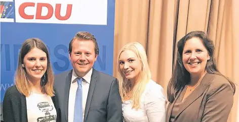  ?? RP-FOTO: MARTIN RÖSE ?? Der neue Vorsitzend­e des CDU-Stadtverba­nds Viersen ist der Immobilien­kaufmann Sebastian Achten. Neben ihm seine drei Stellvertr­eterinnen Sarah Feldmann, Henriette Gehse und Simone Gartz (von links).