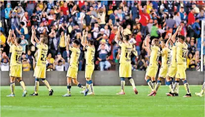  ?? MEXSPORT ?? Los jugadores de América celebran su triunfo en Querétaro.