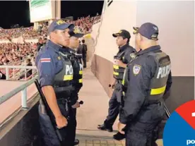  ??  ?? La seguridad está pensada en caso de que la Tricolor celebre este viernes su pase al Mundial de Rusia.