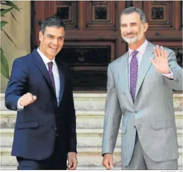  ?? BALLESTERO­S / EFE ?? El presidente del Gobierno, Pedro Sánchez, y el rey Felipe, antes de despachar ayer en el Palacio de Marivent.