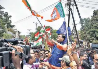  ?? MANGESH LADE/HT ?? BJP leader Pravin Darekar celebrates after the party’s win in Palghar bypolls.