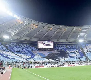  ??  ?? Curva Nord Un’immagine della scenografi­a, nella foto a sinistra, preparata ieri dai tifosi biancocele­sti all’ingresso delle squadre in campo