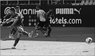  ??  ?? Het moment waar Andrej Kramaric het strafschop trapt en niet naar het doel kijkt. (Foto: Blind)