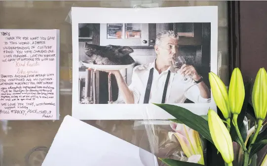  ?? DREW ANGERER/GETTY IMAGES ?? Notes, photograph­s and flowers are left in memory of Anthony Bourdain at the closed location of Brasserie Les Halles in New York City.