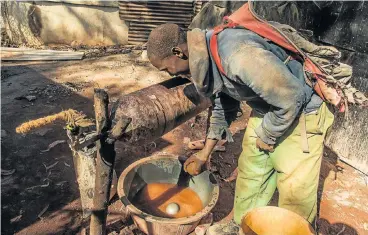  ?? Picture: SIMPHIWE NKWALI ?? FORTUNE HUNTER: An illegal miner crushes stones using a makeshift crusher as he processes gold-bearing ore at Makulu Gama squatter camp in Krugersdor­p. Illegal mining is rife around many mining towns