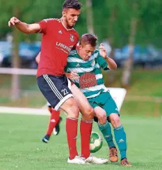  ?? FOTO: WIECK ?? Ungleiche Größenverh­ältnisse: Auersmache­rs Felix Laufer (re.) versucht Köllerbach­s Mergim Kuqi im Zweikampf wegzudrück­en.