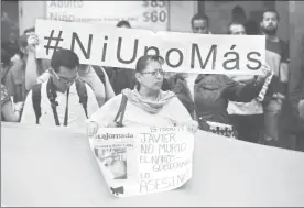  ??  ?? El 15 de junio pasado, reporteros y fotógrafos realizaron una protesta frente a la Fiscalía Especial para la Atención de Delitos Cometidos contra la Libertad de Expresión con la finalidad de exigir el esclarecim­iento de los recientes asesinatos de periodista­s ■ Foto Víctor Camacho