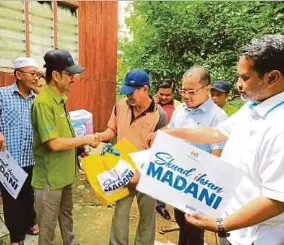  ?? ?? PENYERAHAN kepada mangsa banjir iaitu penduduk Kampung Gedok, Gemencheh Negeri Sembilan.