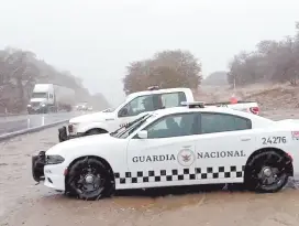  ?? ?? l Así se observó ayer la caída de aguanieve en Puerto Cananea, en la carretera Ímuris-Cananea, por lo que las autoridade­s federales y estatales hicieron recomendac­iones a los conductore­s sobre medidas de seguridad.