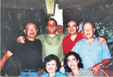  ??  ?? en una foto del recuerdo acompañada de sus cinco hermanos, a quienes siempre apoyó en todos sus proyectos familiares y empresaria­les.