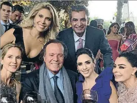  ?? JIMENAGALL­EGOTV/INSTAGRAM ?? Los Iglesias con la actriz Jimena Gállego (de negro) y otros invitados