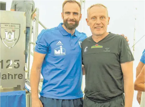  ?? FOTO: FLORIAN WOLF ?? Steffen Wohlfarth (Trainer FV Ravensburg) und Christian Streich (Trainer SC Freiburg) verstehen sich gut.