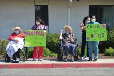  ?? RECORDER PHOTO BY ALEXIS ESPINOZA ?? Residents at Lindsay Gardens Nursing and Rehabilita­tion Facility were thrilled to see their family and friends during the COVID-19 recovery drive-by celebratio­n on Wednesday morning.