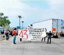  ??  ?? Estudiante­s de Ayotzinapa demandan que les permitan faltar a clases para acudir a sus protestas sociales/CORTESÍA