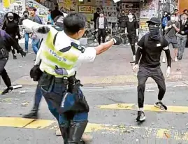  ?? —REUTERS ?? PRIMED A still image from a social media video shows a policeman aiming a gun at a protester in Sai Wan Ho, Hong Kong, on Monday.