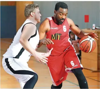  ?? FOTO: SCHLICHTER ?? Saarbrücke­ns Spielertra­iner Fred Addae (rechts) setzt sich gegen Völklingen­s Sylvester Bubel durch. Er sagte mit Blick auf klare Führung, die seine Mannschaft aus der Hand gab: „Wir haben es unnötig spannend gemacht.“