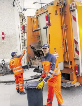  ?? BILD: SN/ROBERT RATZER ?? Je weniger oft die Müllmänner anrücken und je weniger Restmüll sie mitnehmen müssen, umso günstiger wird es.