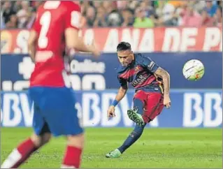  ?? DANI DUCH ?? Neymar logró el empate en el Vicente Calderón con este lanzamient­o de falta