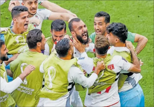  ?? ?? Los jugadores de Irán celebran con rabia la victoria de ayer contra Gales.