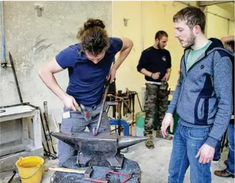  ??  ?? Quentin Métivier, (à g.) prévôt des Compagnons d’Épône, a répondu aux nombreuses questions des visiteurs.