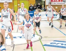  ?? FOTO: MARTIN FÜRLEGER ?? Die Kinder durften auch mit der Bundesliga-Mannschaft der Nördlinger­innen einlaufen.