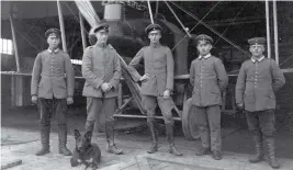  ??  ?? ■ Theodor Quandt (centre) with his observer Hans Hoyer (behind the dog) at Attigny with FA(A)270 and a Rumpler C.IV. (AS)