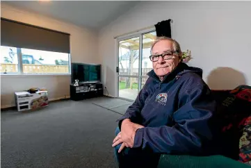  ?? DAVID UNWIN/STUFF ?? Former taxi driver Darrel Osborne, 70, is the first renter of a new set of emergency housing units in Feilding.