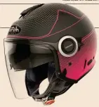  ??  ?? Stile e hi-tech. Da sinistra, il casco jet in stile retrò Momodesign Eagle; l’integrale Shark Helmets Spartan GT Carbon e il convertibi­le MT Helmets Streetfigh­ter SV. In grande, quarto da sinsitra, l’ntegrale da strada Nolan N87 Plus. Accanto, il demi-jet per le biker Airoh Helios Map Pink Matt