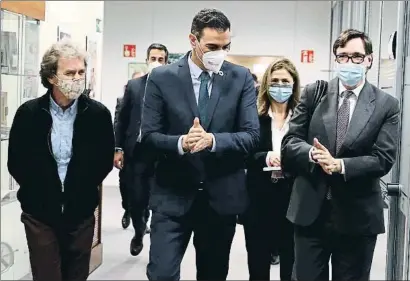  ?? MONCLOA / EP ?? Sánchez, flanqueado por el doctor Simón e Illa, ayer, en la sede de la Agencia Española del Medicament­o