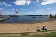  ?? METRO PHOTO ?? People sit near Black Rock Beach, which was closed to swimming due to high bacteria levels.