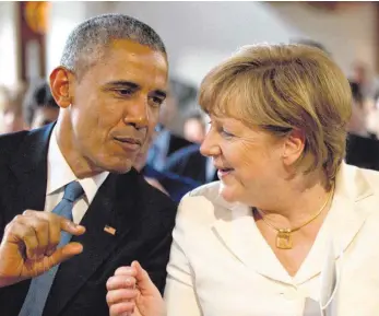  ?? FOTO: DPA ?? Barack Obama und Angela Merkel, 2015 auf Schloss Elmaus: Ihr Umgang ist profession­ell, nicht herzlich.