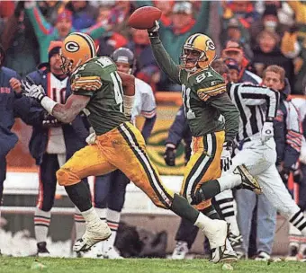  ?? PACKER PLUS FILES ?? Wide receiver Desmond Howard runs into the end zone on a 75-yard punt return touchdown while accompanie­d by safety Eugene Robinson on Dec. 1, 1996, in the Packers’ victory over the Bears.