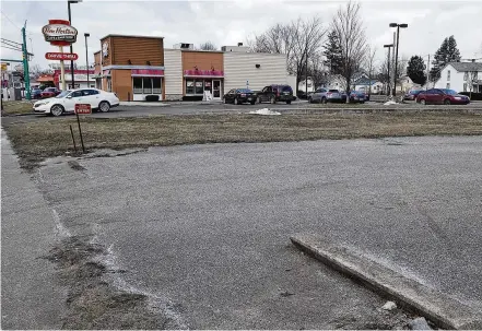  ?? BILL LACKEY / STAFF ?? A vacant lot beside the Tim Hortons on East Main Street will be the location of the new Cassano’s Pizza King.