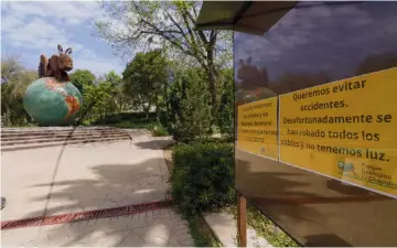  ?? ?? Delincuenc­ia. Las puertas del Parque Ecológico “El Chapulín” cierran a las 18:00 horas debido al robo del cableado eléctrico, según dos letreros colocados a la entrada del lugar.